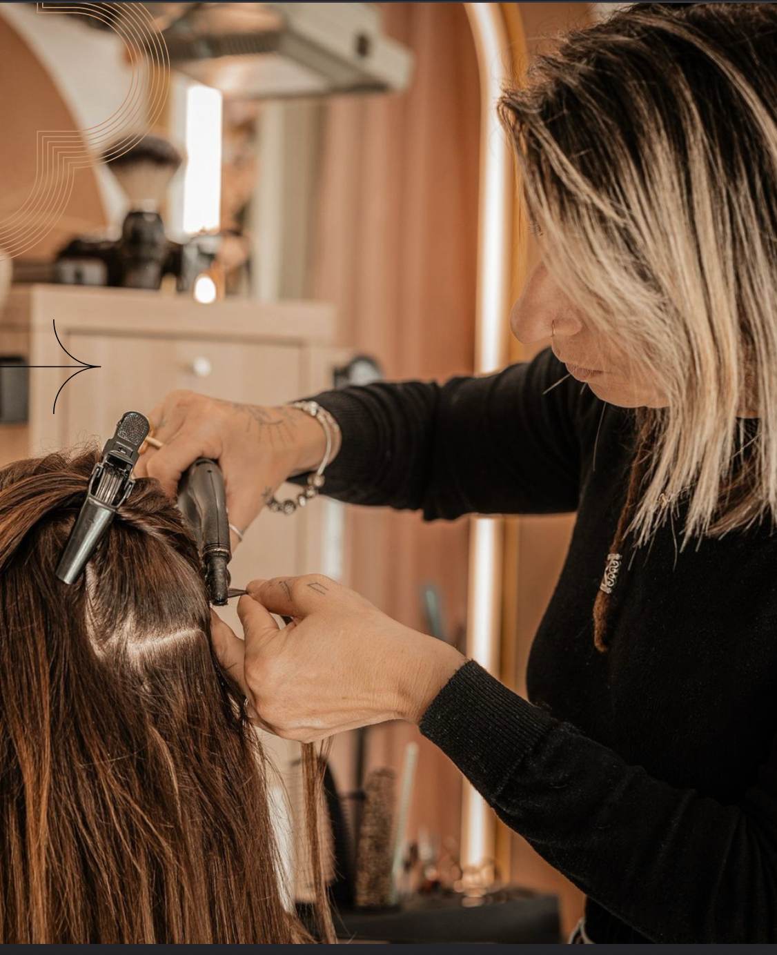 Julie, formatrice coiffure, en atelier dans les Landes